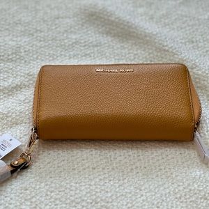 🆕Michael Michael Kors Large Wristlet